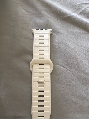 White Silicone Smartwatch Band - Compatible Wearable Accessory